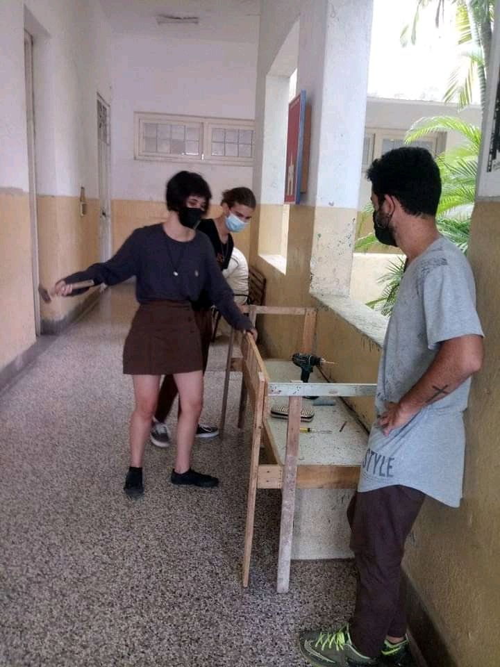 BienalHabana's tweet photo. En la #AcademiaSanAlejandro varios alumnos ya trabajan en el montaje de próximas  muestras vinculadas  a la #14BienaldeLaHabana https://t.co/pxCWHhjY0O