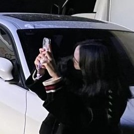 holymolliy's tweet photo. SHUT UP THAT'S HER PHONE!!! THAT'S HER CASE THAT'S HER PHONE OH MY GOD I'M GONNA EAT GLASS https://t.co/bP5NMTSqz6
