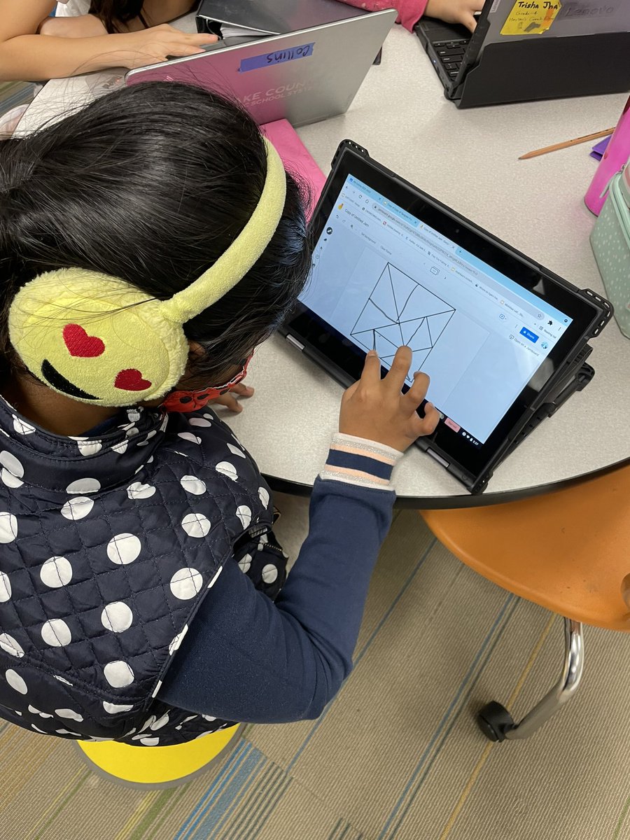 mrsleal4th's tweet photo. Today we used tangram’s to compare fractions. engagement•technology• collaboration  @HortonsCreekES https://t.co/5QnwQ6nzfp