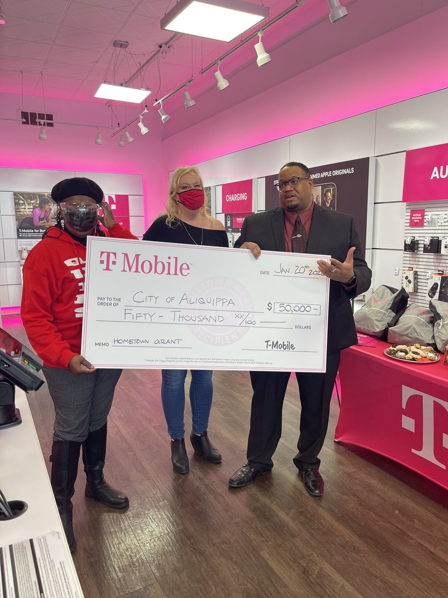 Got to present a $50,000 check to build a new much needed playground in Aliquippa. #hometowngrant <a href="/DianeOddo/">Diane Oddo</a> <a href="/jasonjonesmi/">JJ</a> @MagentaAshley1 <a href="/Leenasays/">Leena</a> <a href="/CleveJaye/">JayeJaye</a>