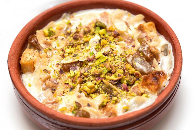 في هذة الاجواء الاغلبية يبحثون عن ( ام علي ) طحت على مكان يسويها 😍 والتقييم مابين جيد جداً الى ممتاز وكذلك السعر مناسب بالاضافة الى المشروبات الساخنة المتعددة 👍🏼 جربوها ماراح تندمون .