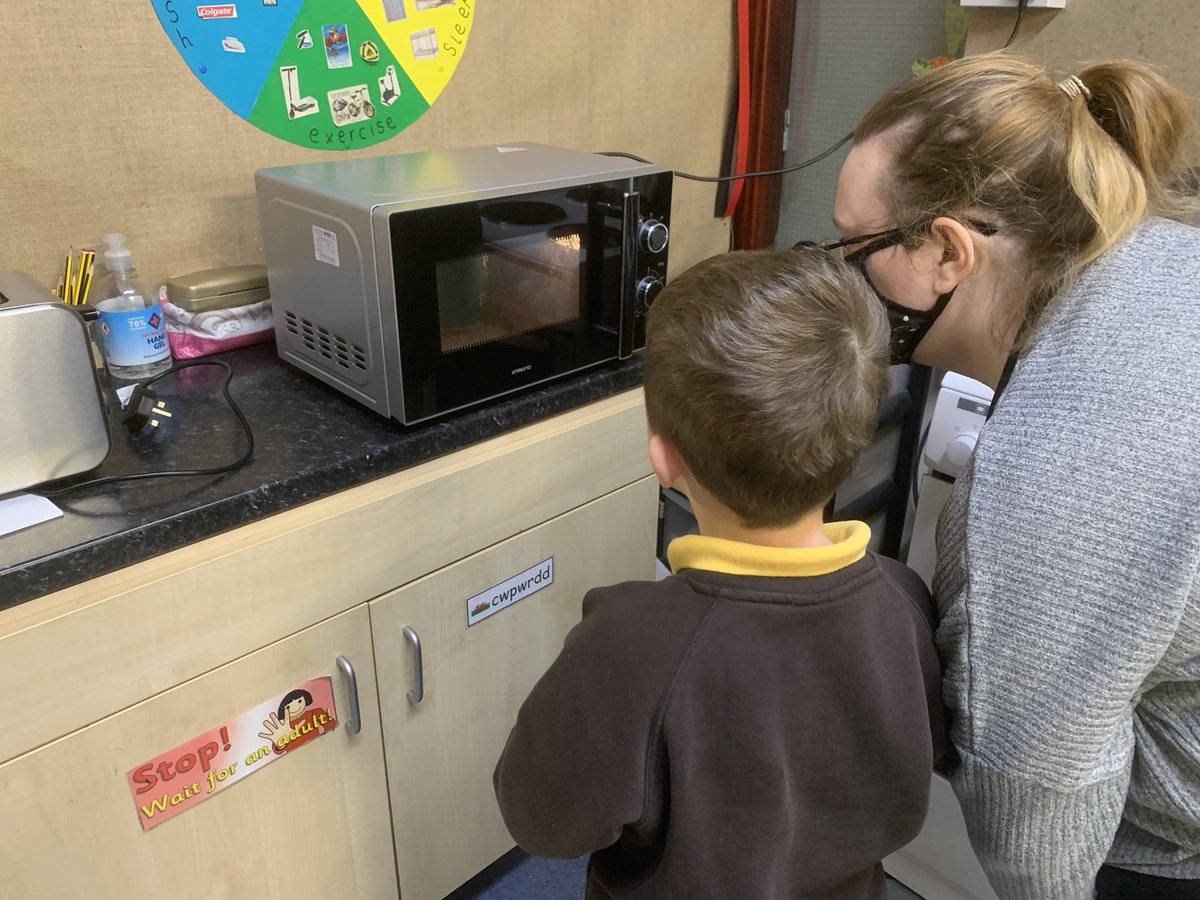 stwinsholywell's tweet photo. Dosbarth Glas’ Reception had a great first Cookery Club. We learnt about basic hygiene, how to use different equipment safely and made some sweet treats for our families! #cooking #masterchefherewecome https://t.co/FBHzPkQPae