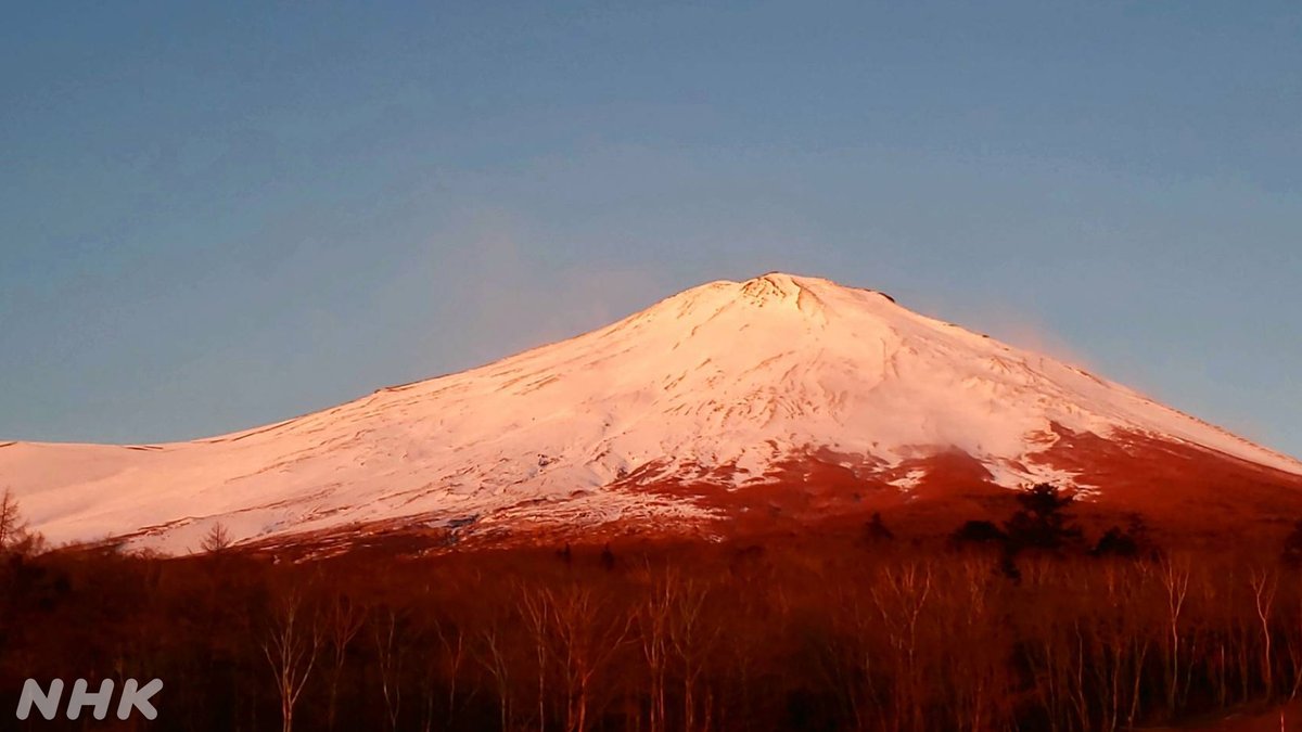 ＃マイあさ マイあさだより前半は から。富士山で山小屋を営み、冬季はふもとに暮らす米山千晴さんから。画像は初日（はつひ）で紅に染まる 、神々しい！ https://t.co/KAaeY2iad