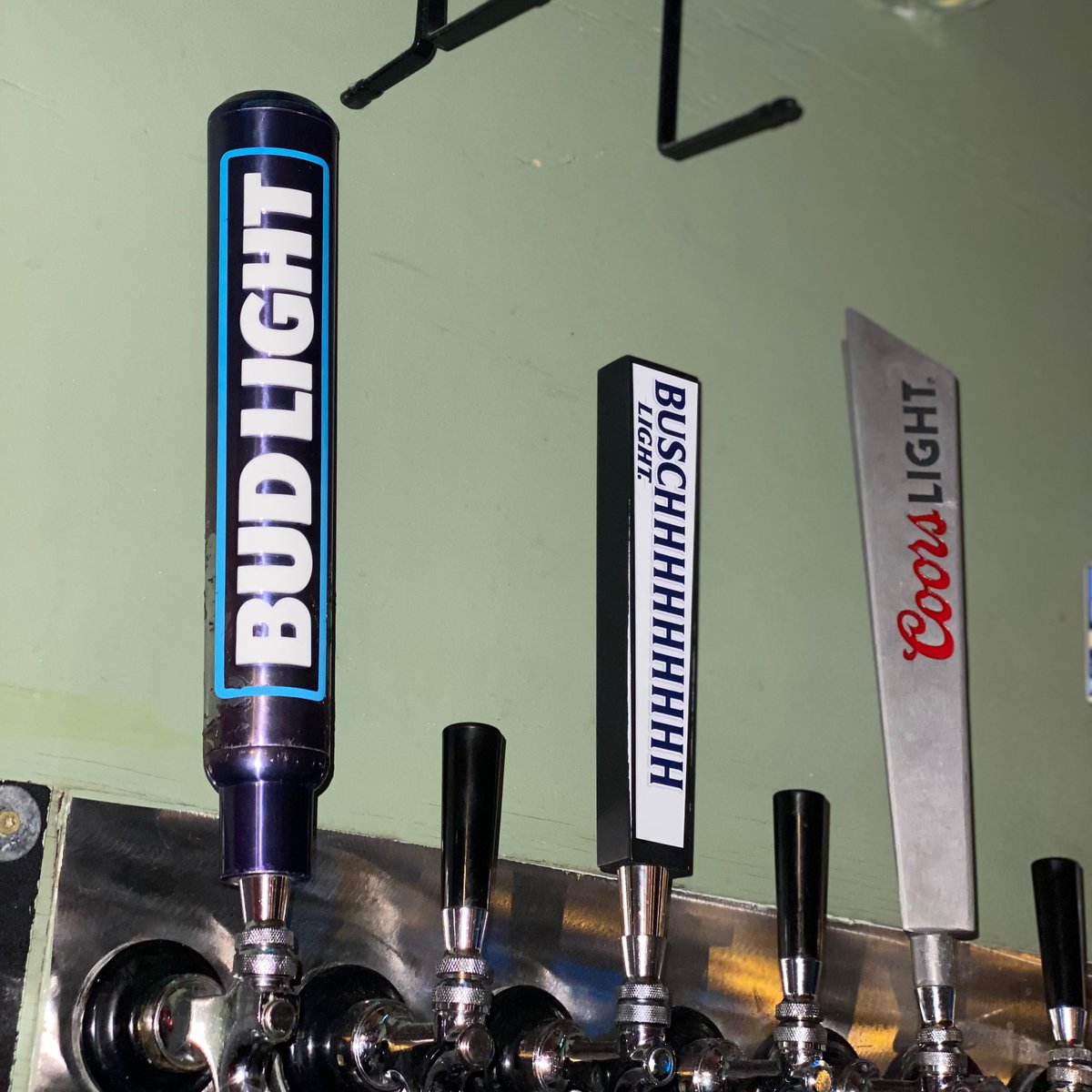 There’s no better place to be on a Thursday then at the pub with us drinking $2.50 Domestic Pints and $1 Dollar Long Islands!! We open at 7.