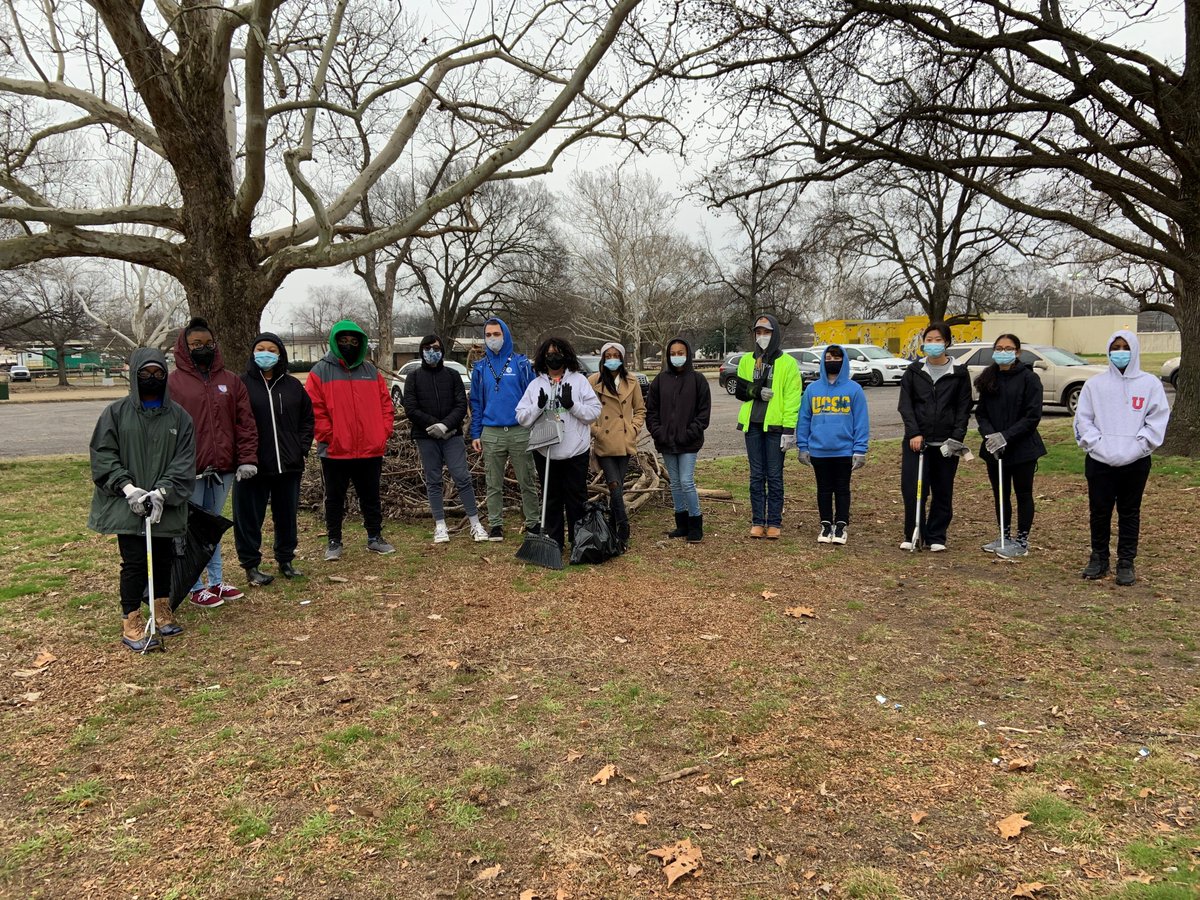MEM_Beautiful's tweet image. More photos from #MLKDaysofService cleanups! Hardworking volunteers from HUG Park Friends and @BRIDGESUSA picked up litter in Gooch Park! #carelikeking