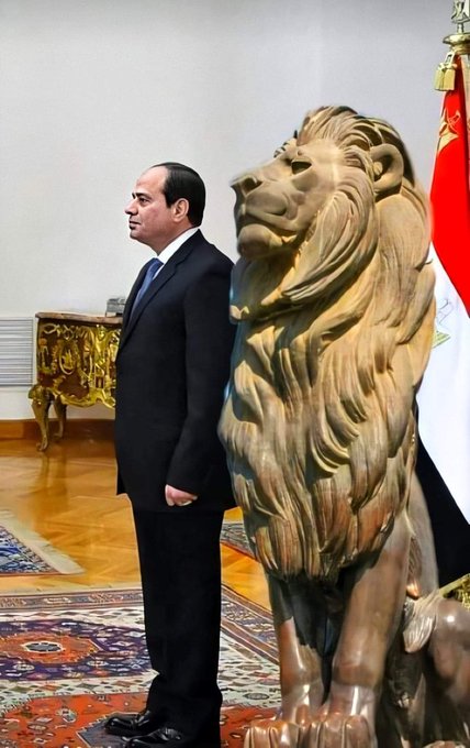 الاسد آسد 
قادر يحمي
عرينه
واللي معاه ربنا
يحفظه وينصر
دينه
رئيسنا آسد صاحب
ضمير كلنا عارفينه
صبره طويل 
حكيم العقل طول
عمره وسنينه
ووقت الغضب 
زلزال لا يغركم 
الطيب ولينه
آصله يغار علي 
الوطن 
والغيرة طبع الحر
اللي يقرب لمصر
يجرب 
من فوق وش
 الارض يمحيه
ويزيله
خالد،