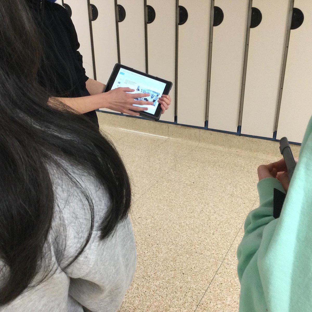 leshawks's tweet photo. Few things are as rewarding as students using the language of instruction confidently in various ways &amp; sharing their new learning with one another #cultura #peerfeedback #authenticlanguage #ourtop2x2 #luckyteacher #collaboration #colaboración 😌 🌍 🌎 🌏 ✍️ 🗣👂💭 🧐 https://t.co/hylF0LWs3C