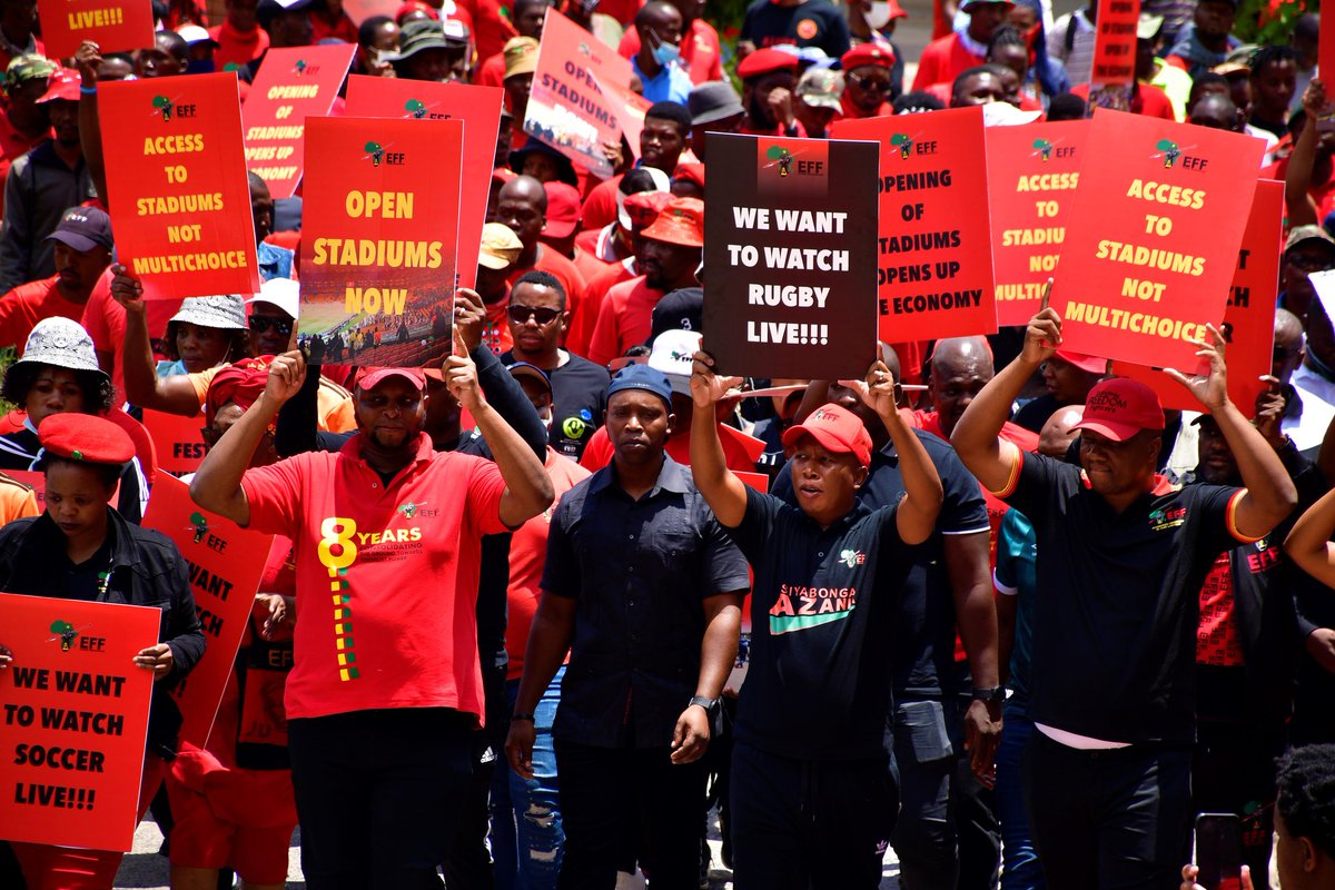 EFF_Capricorn's tweet photo. [IN CASE YOU MISSED IT] Leadership of EFF leading the March to demand the stadiums be open. The Commander In Chief @Julius_S_Malema leading from the front together with DP @FloydShivambu, NC @veronica_mente, SG @DlaminiMarshall

Life must go on! #EFFSPortsArtsAndCulturePicket https://t.co/mIsfzFG4kr