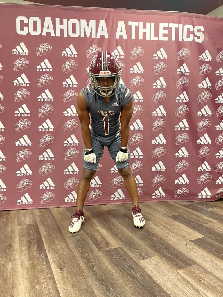 jaymwhite2003's tweet photo. Great visit at coahoma @Coach_TMacon @CoahomaFootball @BreylanSanders https://t.co/wZuHZpNkGK