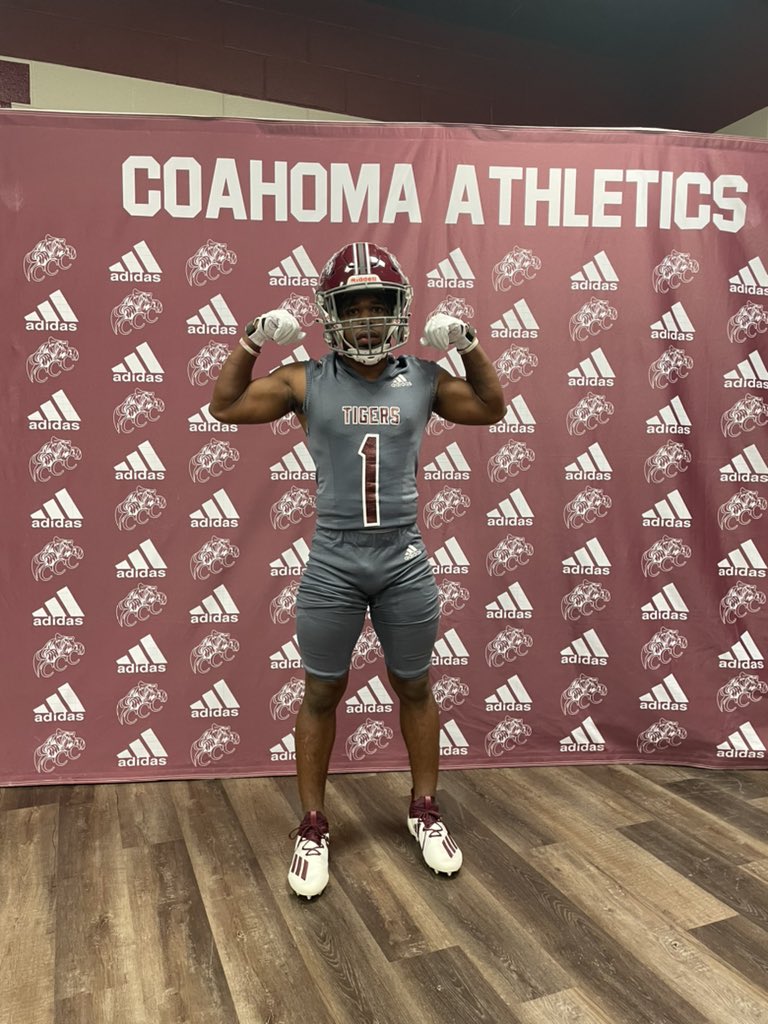 jaymwhite2003's tweet photo. Great visit at coahoma @Coach_TMacon @CoahomaFootball @BreylanSanders https://t.co/wZuHZpNkGK