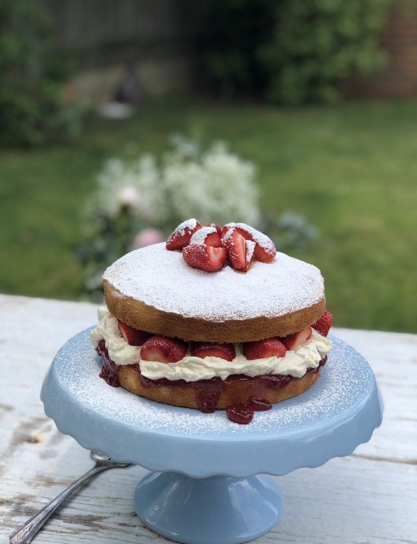 Ginking2016's tweet image. The occasional sweet treat is sometimes all we all need to get us through the gloomy cold months, and here at Ginking we think cake can be just as delicious without eggs or dairy ingredients. Ginking pairs particularly well with a vegan Victoria sponge
#gin #wine #delicious