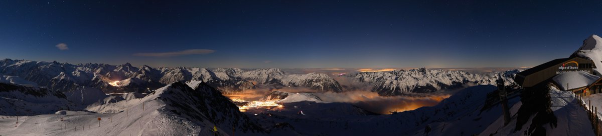 This webcam at 3060m in <a href="/alpedhuez/">Alpe d'Huez</a> is something 🏔️😍
skaping.com/alpedhuez/3060m