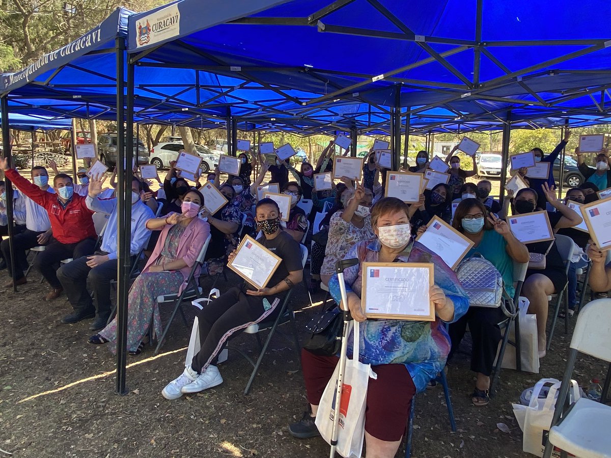 seremimdsrm's tweet photo. APOYANDO EL EMPRENDIMIENTO💪🏻
La seremi @caterodrigueza asistió a cierres de programas Yo Emprendo @FOSIS_Chile de 60 emprendedores en Curacaví y 37 en María Pinto junto al alcalde @tomista @MCuracavi, director @MiguelDuasoP @FOSISRM y la alcaldesa @Jessica_Mualim @MunicipalidadM4 https://t.co/zZNo9BTnXI