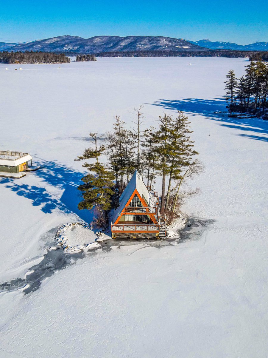 A sunny Winter day at Lake Winnipesaukee❄️

#lakewinnipesaukee #lakewinni #newhampshire #dronephotography
