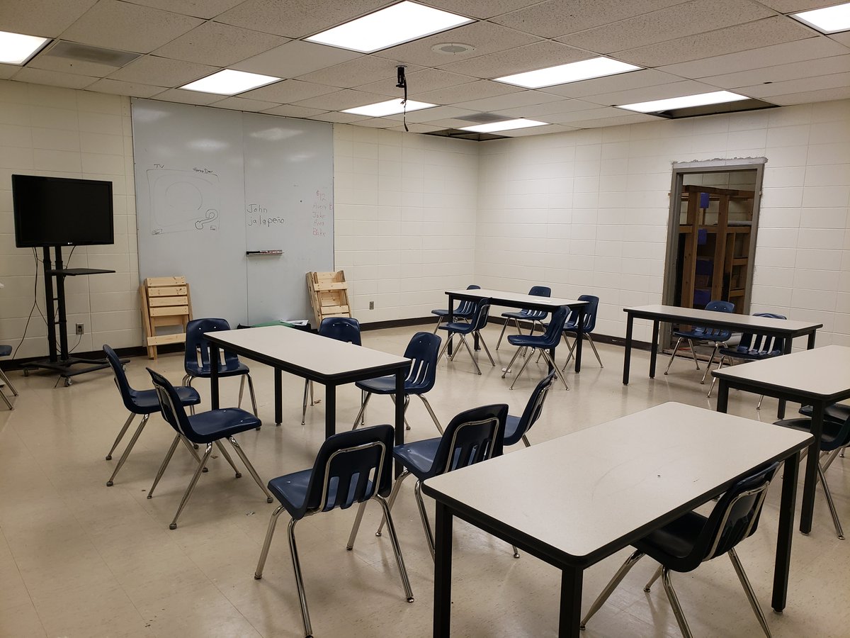 InterstatesCo's tweet image. We helped tackle this project with the Sioux Center Middle School to create a makerspace for students to imagine, create, build, and design. Read about this project in the #Interstatesblog. #LetsBuild bit.ly/3FnKG7X