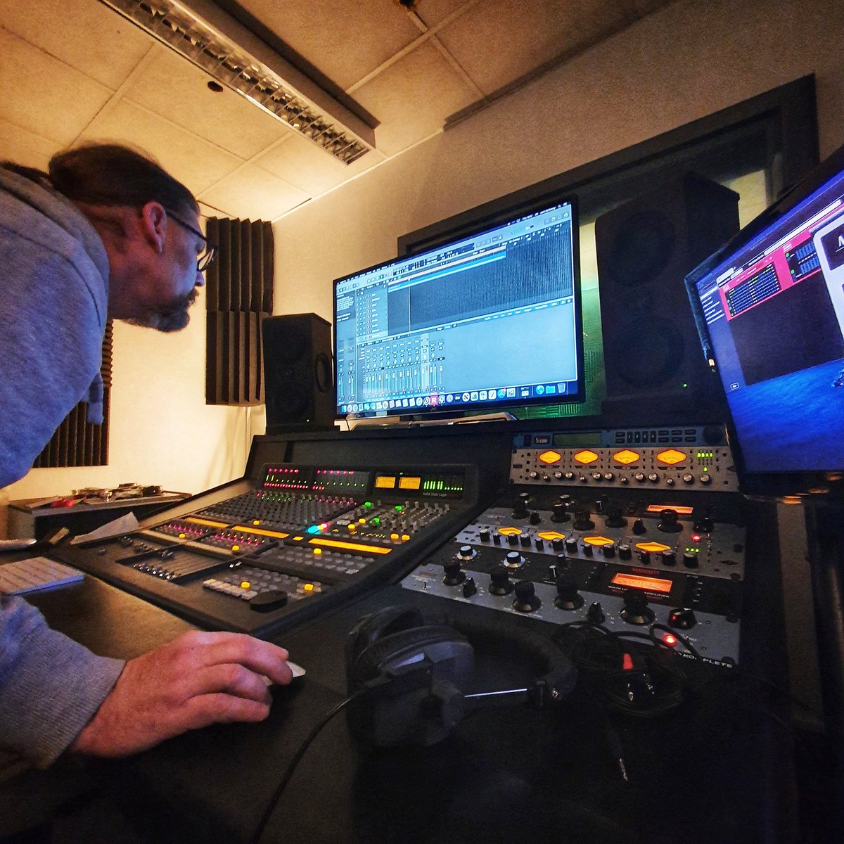 _ESC_UC's tweet photo. 5050Sounds recording their new album Attitude, and sounding absolutely fantastic π π π
#musicproduction #musicdegree #BAMusic #albumoftheyear #eastsussex https://t.co/zL5dm896Ds