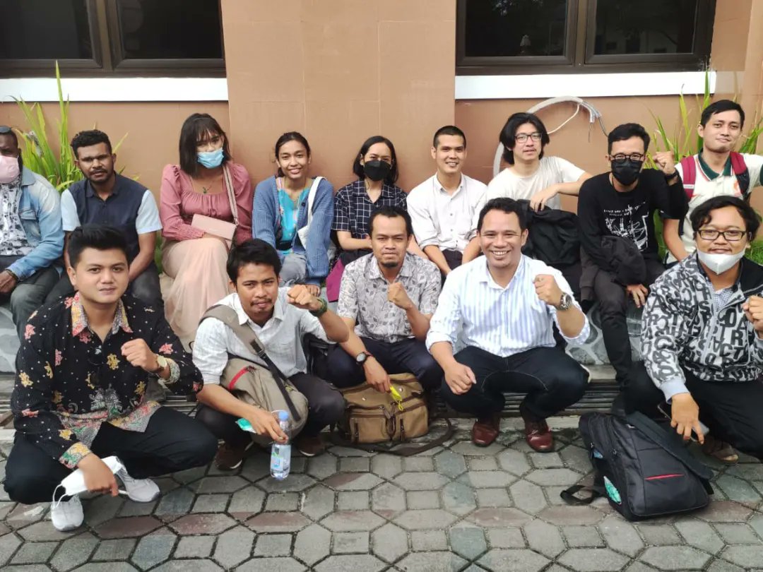 saktyarestu's tweet photo. Memang resiko menjadi aktivis itu nyata. Kawan satu ini menjadi korban represifitas aparat. Dari mulai diinteli oleh orang tak dikenal yang dicurigai aparat. WA dicloning. Dipukuli aparat. Kasus pengrusakan pos polisi sebagai puncak amarah. https://t.co/m0zJVKZejc
