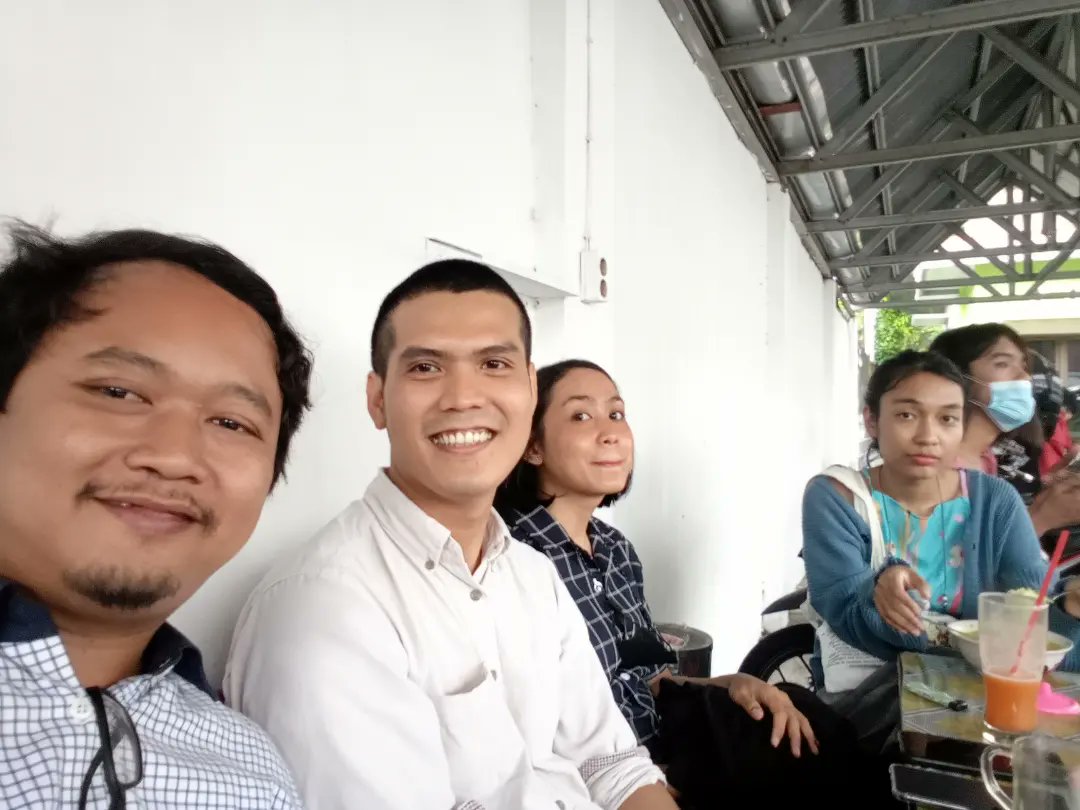 saktyarestu's tweet photo. Memang resiko menjadi aktivis itu nyata. Kawan satu ini menjadi korban represifitas aparat. Dari mulai diinteli oleh orang tak dikenal yang dicurigai aparat. WA dicloning. Dipukuli aparat. Kasus pengrusakan pos polisi sebagai puncak amarah. https://t.co/m0zJVKZejc