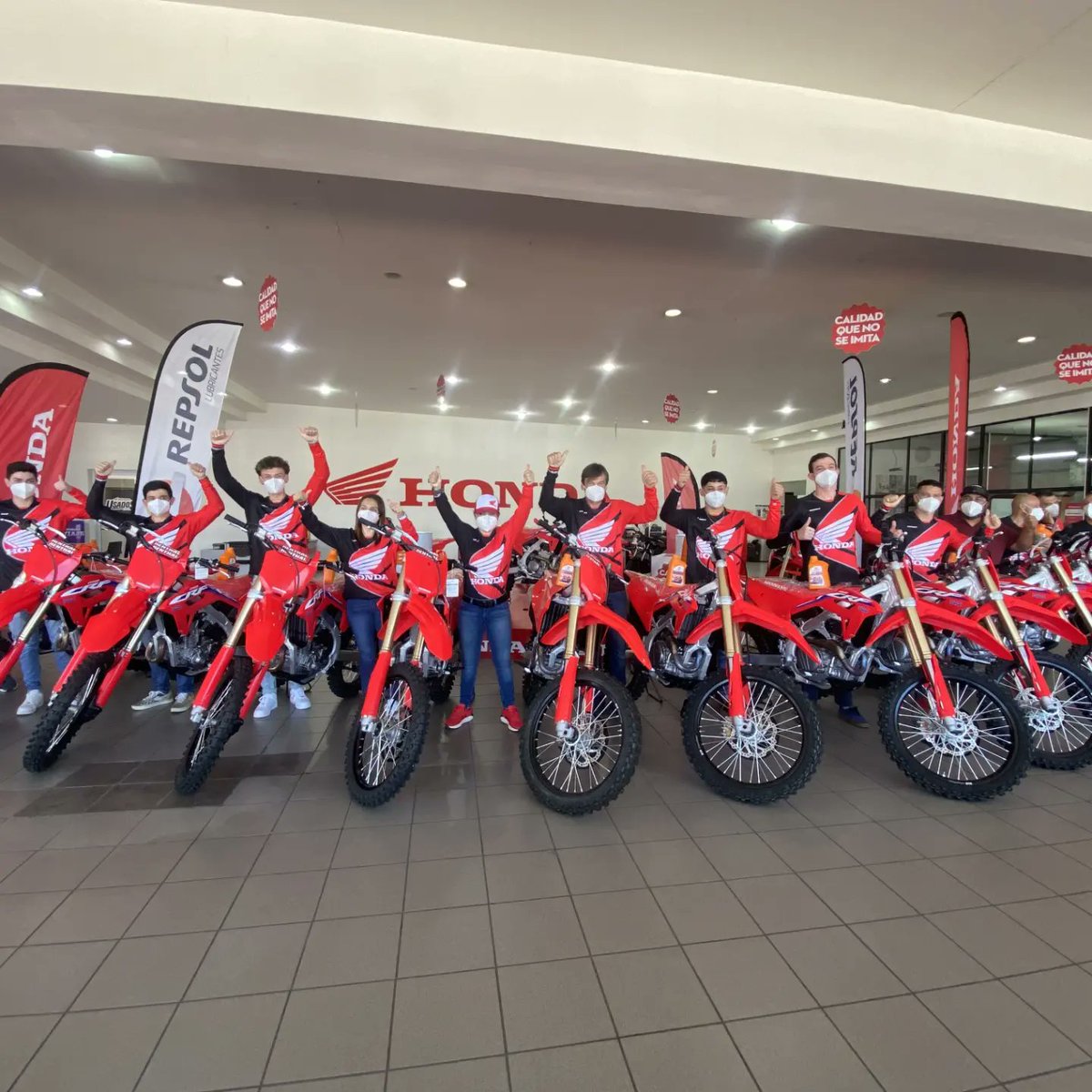 MotocrossSport's tweet photo. Hoy estuvimos en la presentación del equipo Honda Repsol Pasión MX en la Uruca, este equipo viene muy fuerte para este año tanto en 450 como en 250 para Campeonato Nacional de Motocross de Costa Rica
#Repsol
#honda 
#costarica https://t.co/QRZK8URTxz