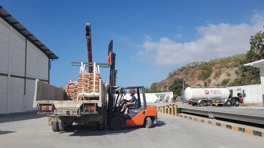 ERA_AF_TL's tweet photo. So as to address enabling environment challenges faced by #contractors, the @ERA_AF_TL  Project funded by the @EU_TimorLeste  has been facilitating contractors’ access to credit, materials and equipment.... For details, click👉https://t.co/KjkhUjKJLW https://t.co/rMxswksdwl