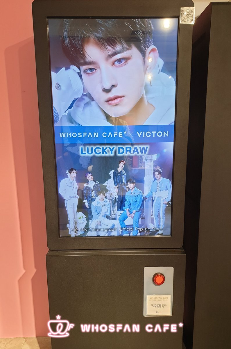 Whosfan_Ofcl's tweet photo. #WhosfanCafe☕ #WhosfanCafe_Today

There's a vending machine that will only give #VICTON 's photocards❓

☕Offline: Lotte Young Plaza Myeongdong 2F WhosfanCafe

🛒Online
Mokket Shop : https://t.co/jgzdnwwVIa
DEAR MY MUSE : https://t.co/C9YJzPtoWR

#VICTON_Chronograph_PopupStore https://t.co/9Fa3hBjE50