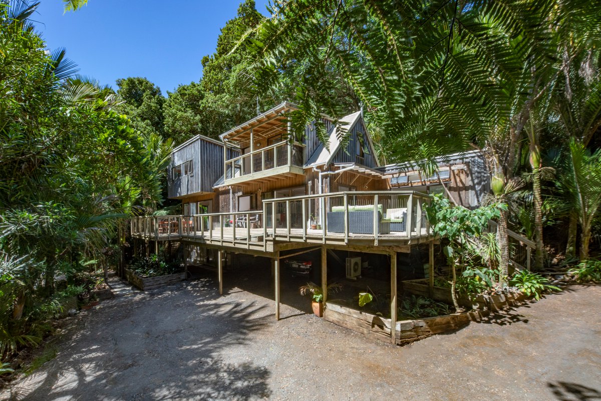 joolz_moore's tweet image. Who would like to live by the beach, &amp;amp; not be too far from Auckland? Our #Karekare house is on the market, it is a perfect oasis away from the city.  #livecoastal #realestate #listing #homesforsale #newzealand
oneillandassociates.nz/40-lone-kauri-…