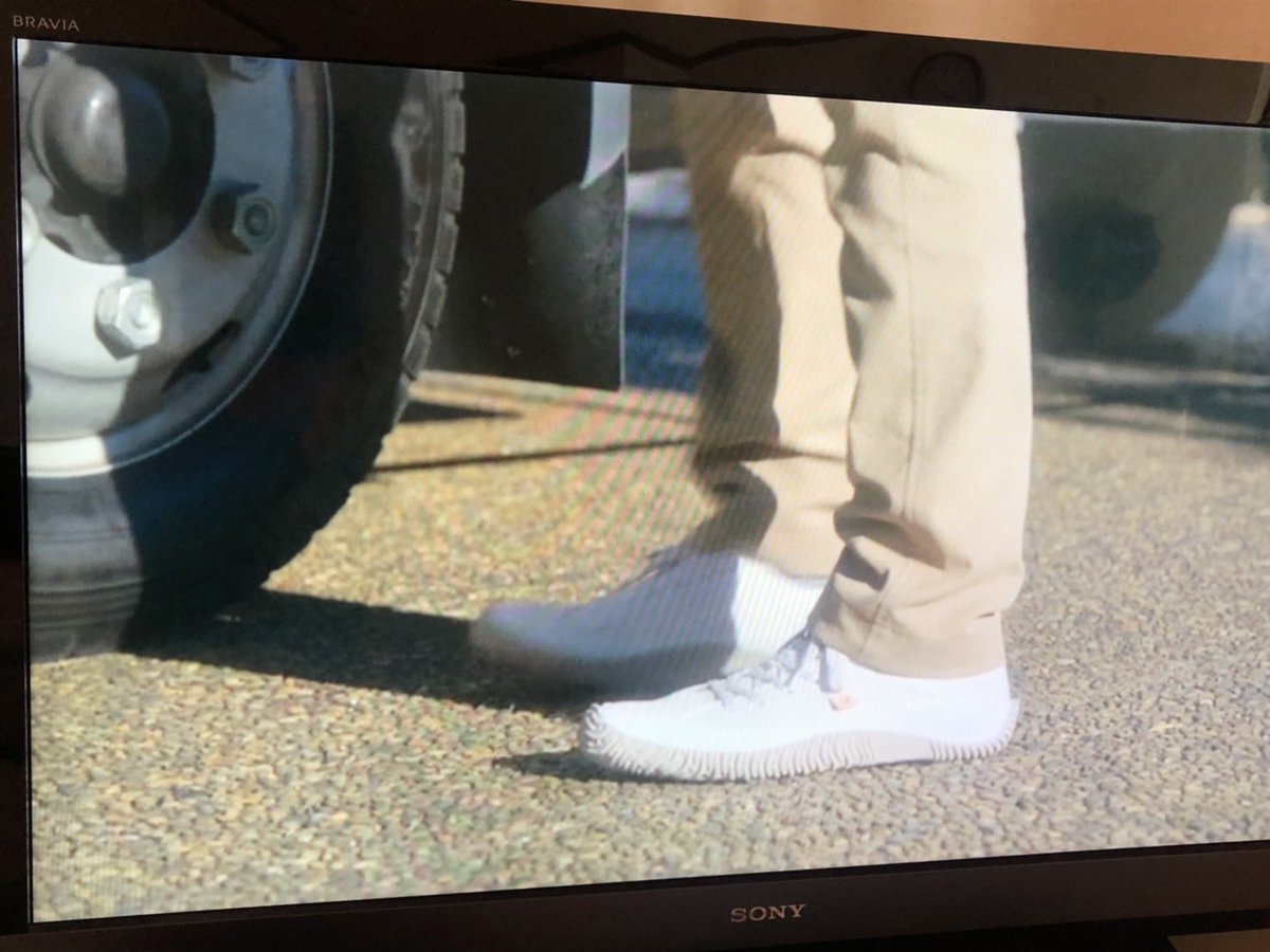 kakuichi41's tweet photo. テレ朝の新ドラマ『となりのチカラ』で松本潤さんが、スピングルのスニーカー履いてくださってる！！
嬉しい！
スピングル、昨年秋から関わらせていただいてるけど、そのスニーカーがテレビで映ってるの見るの、こんなにも嬉しいものなんだな！と実感！！ https://t.co/Vd9HRvJ8Ic