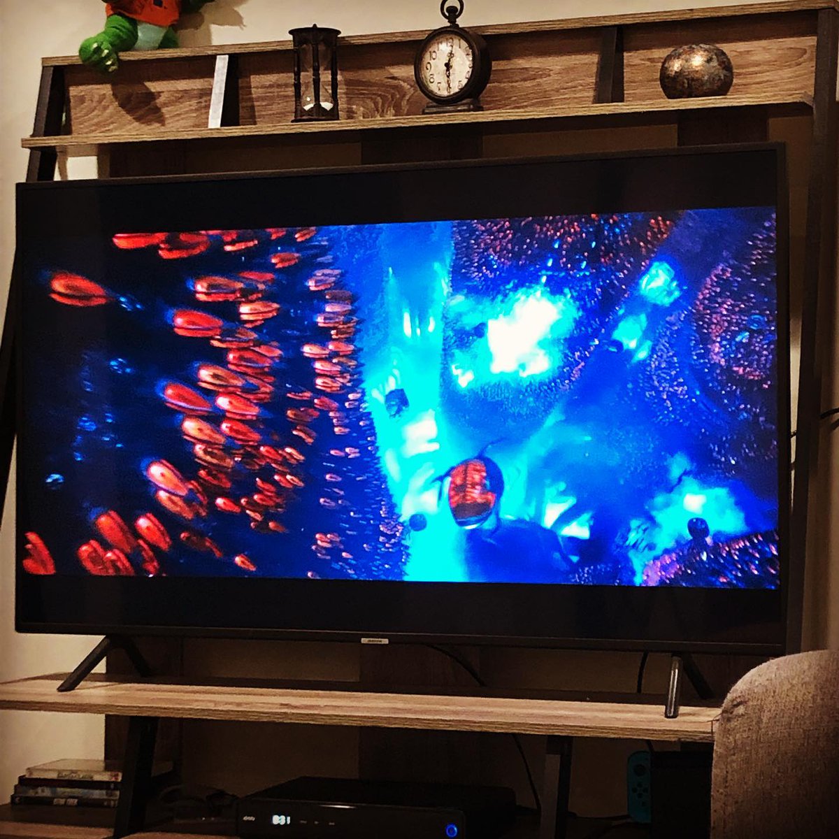 Had to make it a movie night before the new thematrixmovie is pulled off HBO. Loving it so far 😎🕴