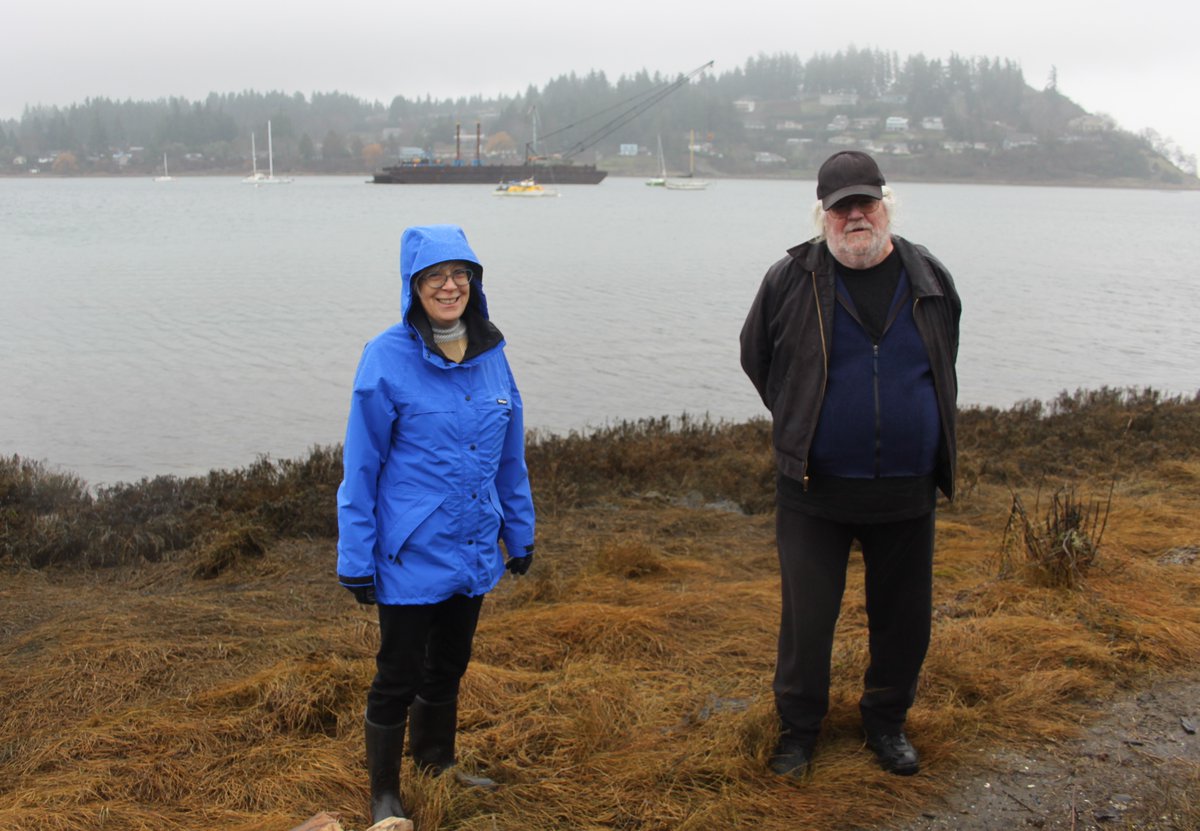 RonnaRaeLeonard's tweet photo. It was a rainy day, but hard work must go on! I was pleased to meet with John Roe from @BoatsDead to talk about their work to remove derelict/abandoned vessels @ #GooseSpit.
If you've seen abandoned boats @ shoreline, βοΈ250-383-2086, or email reportdeadboats@gmail.com #bcpoli https://t.co/9EsH13o36M