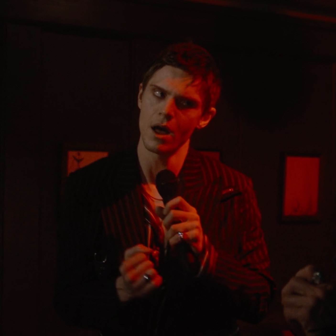Happy Birthday to the Emmy Award winner Evan Peters! 