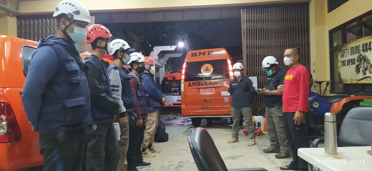 TRCBPBDDIY's tweet photo. Laporan tunda giat tadi malam Kemis Legi, 20/01 pukul 22.30 wib .Sambang Pantau Lereng Merapi Sektor Barat. Safety Briefing_ keberangkatan personil oleh P27 @gustoder dengan rute #rondamerapi kali ini di sektor timur G. Merapi. 🙏👨🚒🇲🇨 https://t.co/nS5ul4QdQ1