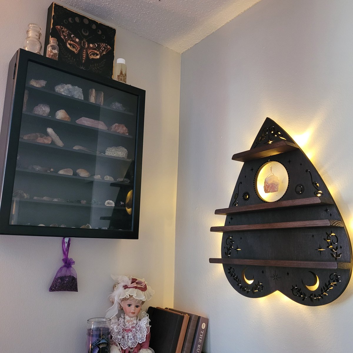 sprigatitti's tweet photo. I need more crystals for this beautiful planchette shelf my bf got me 😫😍😍😍 https://t.co/84z9E9WfYO