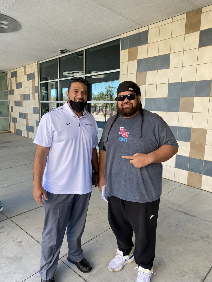 UnkoJD's tweet photo. Appreciate my uso Legi, Oregon St. Dline coach for stopping by the Valley! Always good chopping it up with the family. Come to ECVHS, others talk about it, I actually do it, you just gotta do your part! #EastCountyStayHome #ECVHS #HomeOfTheALMIGHTYBRAVES #TheRebuild #iRecruit 👌🏾 https://t.co/6bk61nf9L0