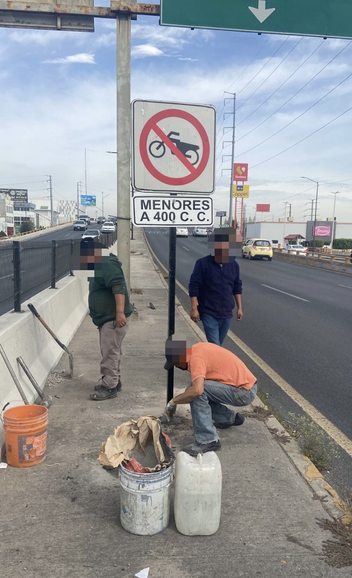 SSPCSLP's tweet photo. 👮🏻♂️En una primera etapa del proyecto de señalización para prohibir el ingreso de motocicletas menores a 400cc en el Distribuidor Vial Benito Juárez para reducir accidentes, la #DGSPM ha instalado 7señaléticas informativas en
👉🏼Av.Universidad
👉🏼Av.SNM y
👉🏼Carr. 57 - Matehuala https://t.co/jl9qLxauKD