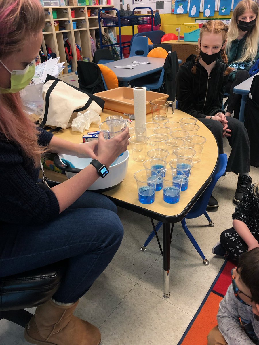 Dturner02's tweet photo. Making steam and mixing cold and hot water to make jello! We have one in the freezer… we can’t wait to see what happens to the jello tomorrow! @HubsNHHS  @MichaelChilcutt @EllistarTara https://t.co/sXLOF4VyAH