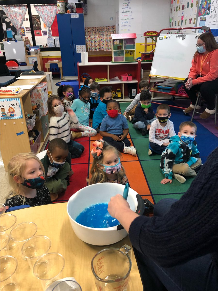 Dturner02's tweet photo. Making steam and mixing cold and hot water to make jello! We have one in the freezer… we can’t wait to see what happens to the jello tomorrow! @HubsNHHS  @MichaelChilcutt @EllistarTara https://t.co/sXLOF4VyAH