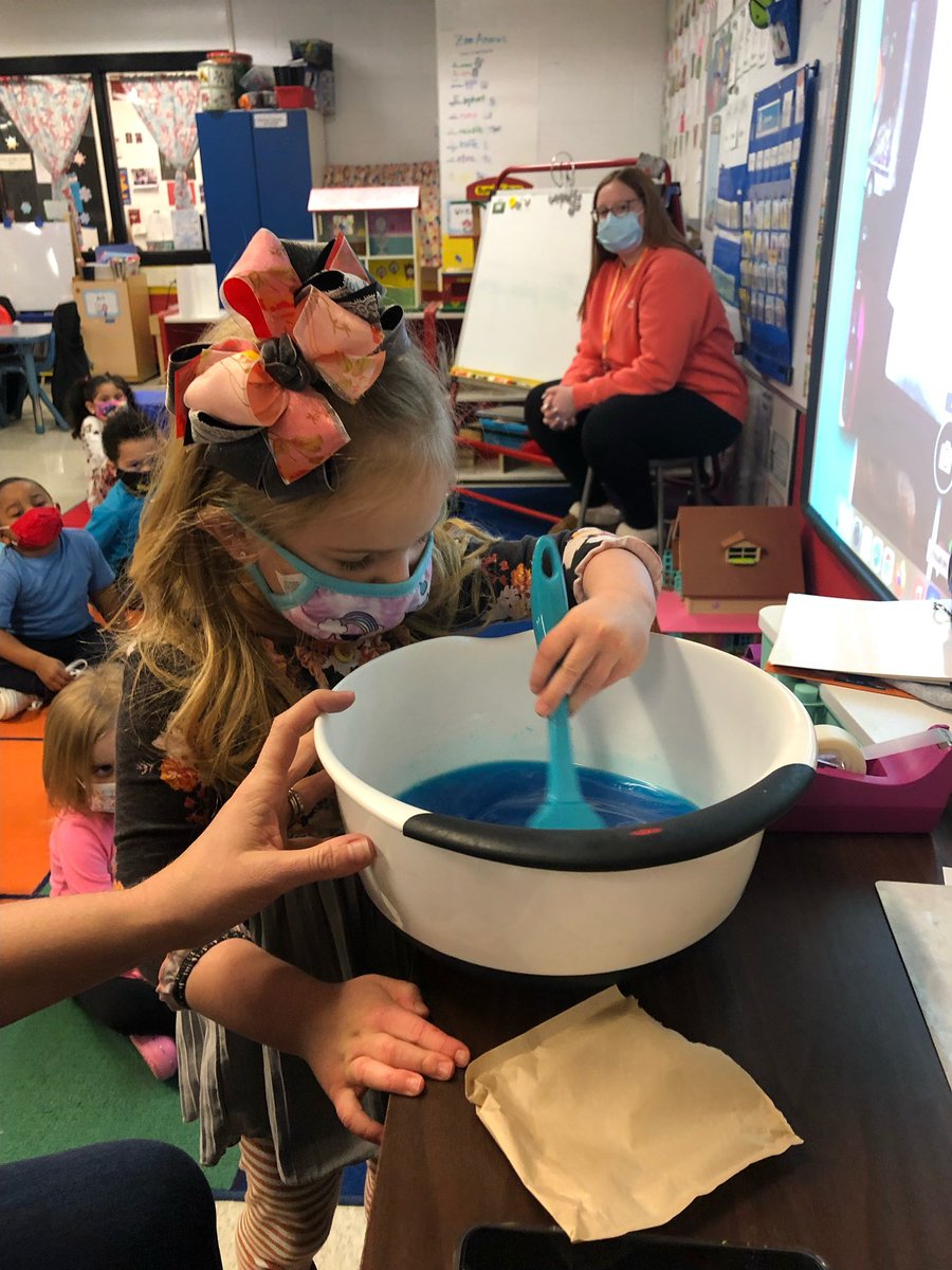 Dturner02's tweet photo. Making steam and mixing cold and hot water to make jello! We have one in the freezer… we can’t wait to see what happens to the jello tomorrow! @HubsNHHS  @MichaelChilcutt @EllistarTara https://t.co/sXLOF4VyAH