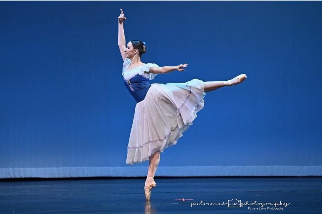 MiCulturaPma's tweet photo. La bailarina panameña Julieta del Castillo en la primera ronda del concurso @miamiibc cuando interpretaba la variación del primer acto de "Giselle" 🩰 y el pas de deux de El Cascanueces junto a Yahir Castro.
📷@Photosbypatty

#PanamáSaleAdelante 
#SomosCulturaPanamá https://t.co/OM27K6bhT3