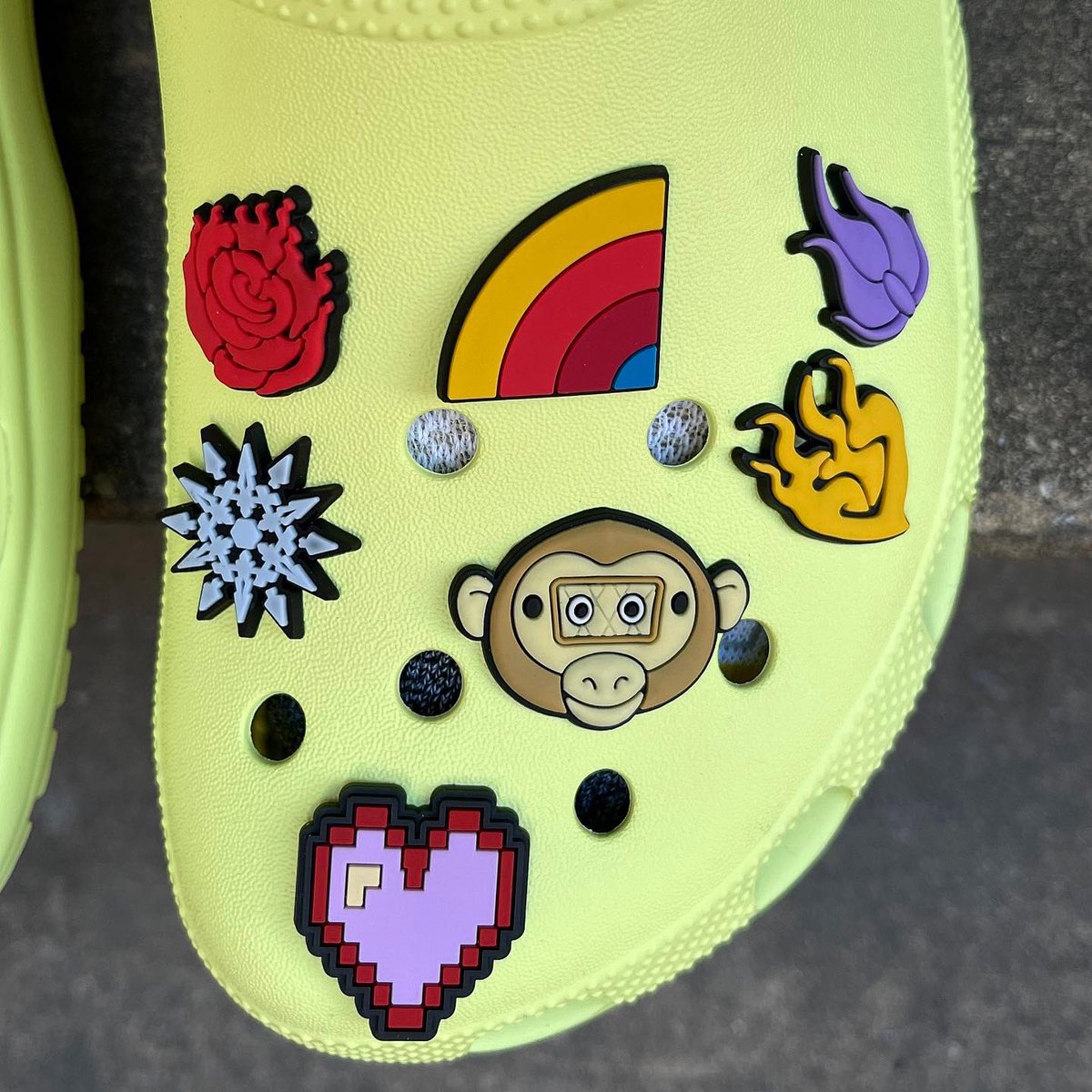 Robottosama's tweet photo. Wearing the lime-zest green crocs with the Rooster Teeth @roosterteeth charms — representing the best community on the platform! Croc Crew / Gator Gang 🐊❤️🤘🏼
#crocs #croccharms #jibbitz #roosterteeth #achievementhunter #facejam #rwby #annualpass #offtopic https://t.co/K1gngFZNr6