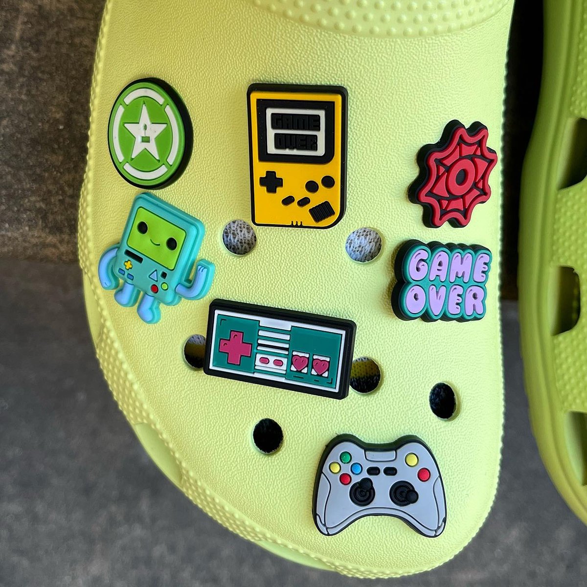 Robottosama's tweet photo. Wearing the lime-zest green crocs with the Rooster Teeth @roosterteeth charms — representing the best community on the platform! Croc Crew / Gator Gang 🐊❤️🤘🏼
#crocs #croccharms #jibbitz #roosterteeth #achievementhunter #facejam #rwby #annualpass #offtopic https://t.co/K1gngFZNr6