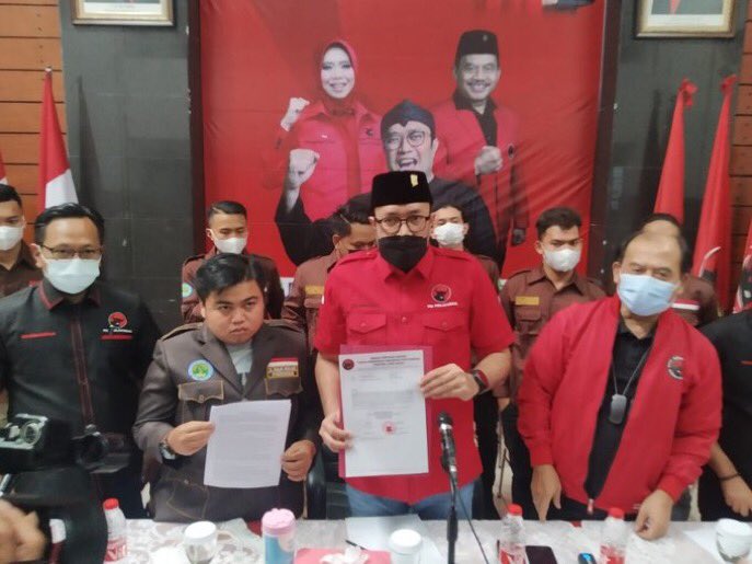 PDIP Jabar Minta Arteria Dahlan Dipecat

BANDUNG,- DPD PDI Perjuangan Jawa Barat melayangkan surat permohonan kepada DPP PDI Perjuangan untuk memberikan sanksi kepada Arteria Dahlan

#PDIPerjuangan
#PDIPerjuanganJabar
#SolidBergerak

 pdiperjuangan-jabar.com/dpd-pdi-perjua…
