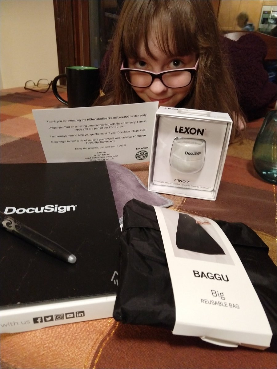 labboopanda's tweet photo. Davia is covering my package cuz hers didn't arrive yet #DFSCrew #DocuSignCommunity @SFOhanaCoffee @LaurenDunne__c at least I got a box of caterpillars to play with til hers arrives. https://t.co/HuNxz7uRvt