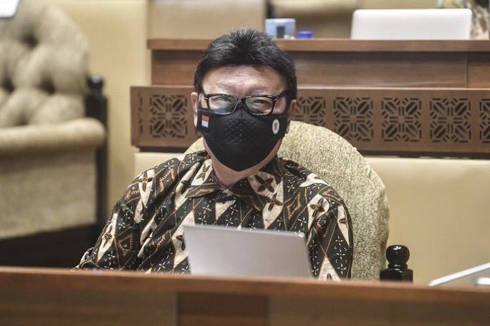 Menteri Pendayagunaan Aparatur Negara dan Reformasi Birokrasi (PANRB) Tjahjo Kumolo merasa khawatir karena pemerintah daerah terus merekrut tenaga honorer.