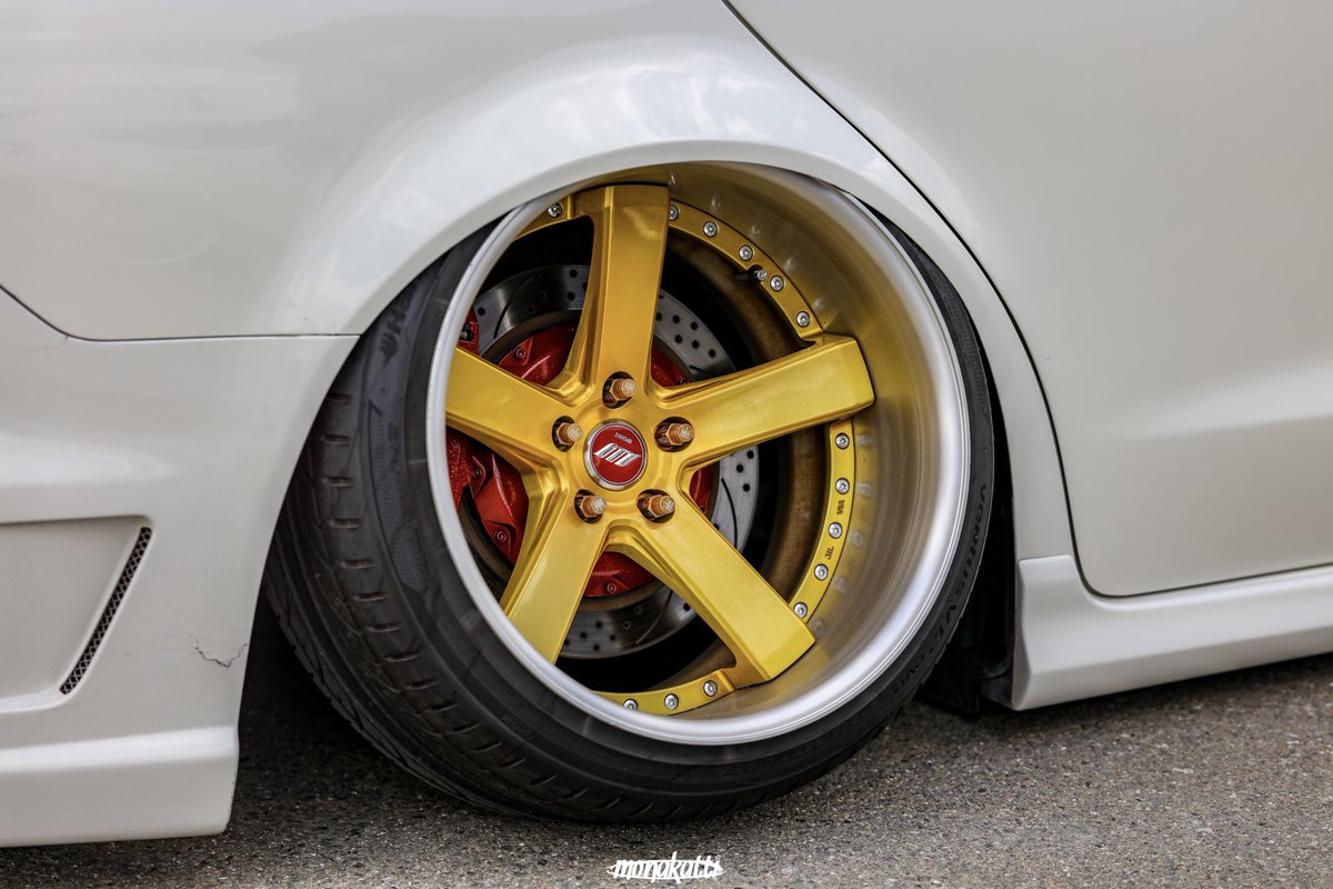 ko_rb3's tweet photo. #拡散希望 
FOR SALE!!!!!!!

WORK ZEAST BST2
ディスク　インペリアルゴールド
リム　ブラッシュド

10.5J-20 225/35/19 ハンコック2本
12.0J-45 255/38/19 ハンコック2本

タイヤは片減り反対側は山あり
リムは4本ともフェンダーとの干渉傷あり
目立つガリ傷や割れ歪みなし https://t.co/31eJRUCfZd