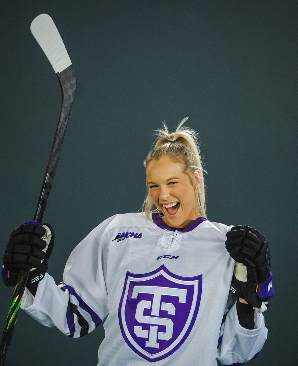 TommieWHockey's tweet photo. Photoshoot, pose. 📸

#RollToms https://t.co/9Raqfz76tP