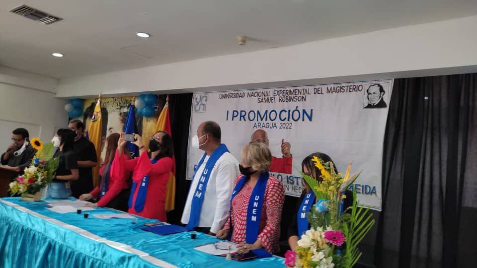 leoalvacabrera's tweet photo. I Promoción de la Universidad Experimental del magisterio "Samuel Robinson" en #Aragua con el conferimiento de títulos de pregrado y postgrado para 93 docentes del @MPPEDUCACION #JuegosNacionales2022 @NicolasMaduro @_LaAvanzadora @Soykarinacarpio @RosangelaOrozco @Funda_cenamec1 https://t.co/0LQBkaE8QM