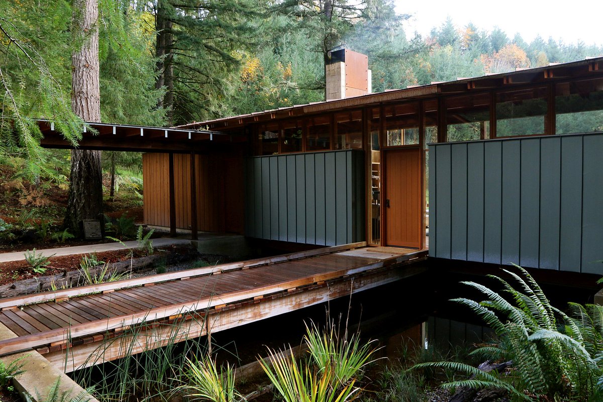This #uniquehome sits on a man-made pond, to add to the stunning scenery. #dreamhome  cpix.me/a/137116953