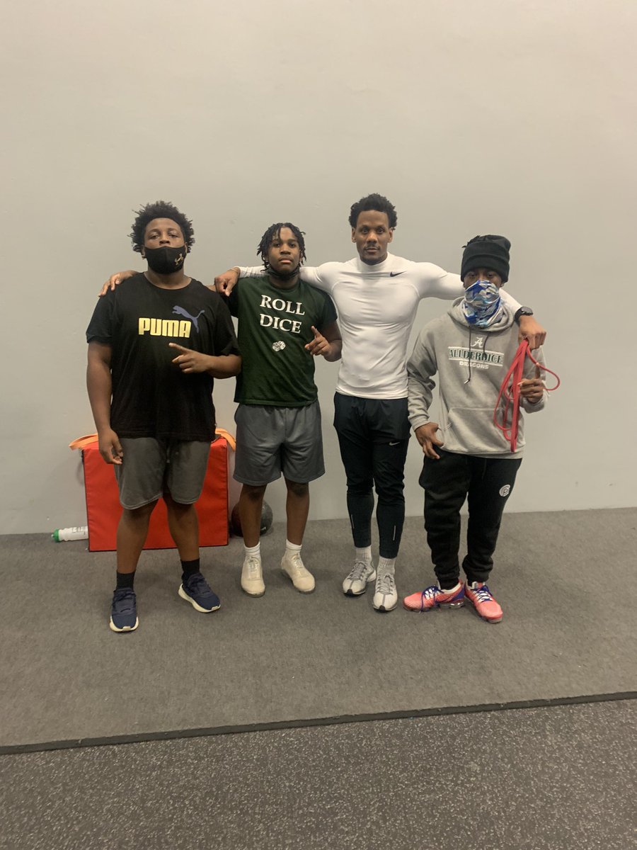 Just a couple 🎲 #Freshmen  training with a City League Hall of Famer <a href="/RasheedMarshall/">Rasheed Marshall</a>  <a href="/MarioWatkinsJr/">Mario Watkins Jr</a>  <a href="/AshtonBuckner10/">Ashton Buckner</a> <a href="/DarrylStrong40/">Darryl Strong</a> 💪🏾