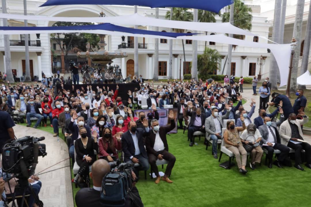 #20Enero La plenaria de la Asamblea Nacional aprobó la propuesta de conformación del Comité de Postulaciones Judiciales que estará integrada por los diputados <a href="/Alessandrellove/">GIUSEPPE ALESSANDRELLO</a>; <a href="/josegcorrea13/">José Gregorio Correa</a>; <a href="/gladysrequena/">Gladys Requena</a>; <a href="/rosabrabo21/">Rosa León Brabo</a>; <a href="/torrealbaf/">Francisco Torrealba</a>; <a href="/DipRonderos/">Oscar Ronderos</a>; Julio Zerpa entre otros.