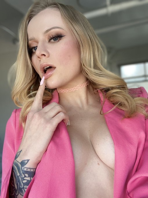 I&rsquo;m so sick but still hot https://t.co/hTgg63TJaD